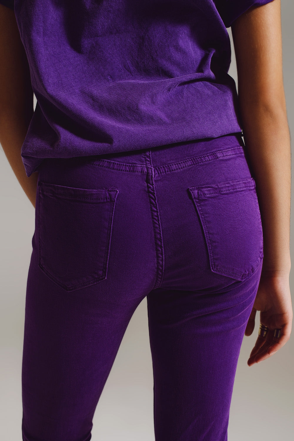 Calças skinny roxas de tornozelo com rugas suaves
