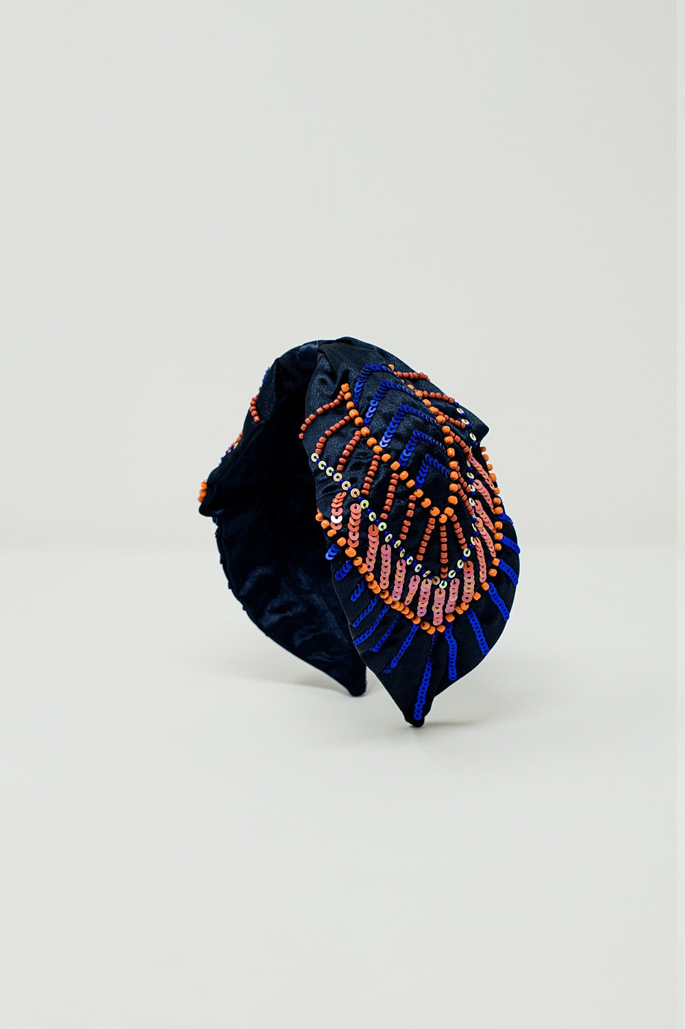 Diadema azul-marinho com detalhes em lantejoulas e strass.
