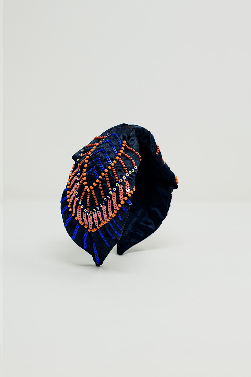 Diadema azul-marinho com detalhes em lantejoulas e strass.
