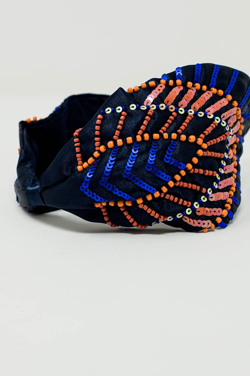 Diadema azul-marinho com detalhes em lantejoulas e strass.