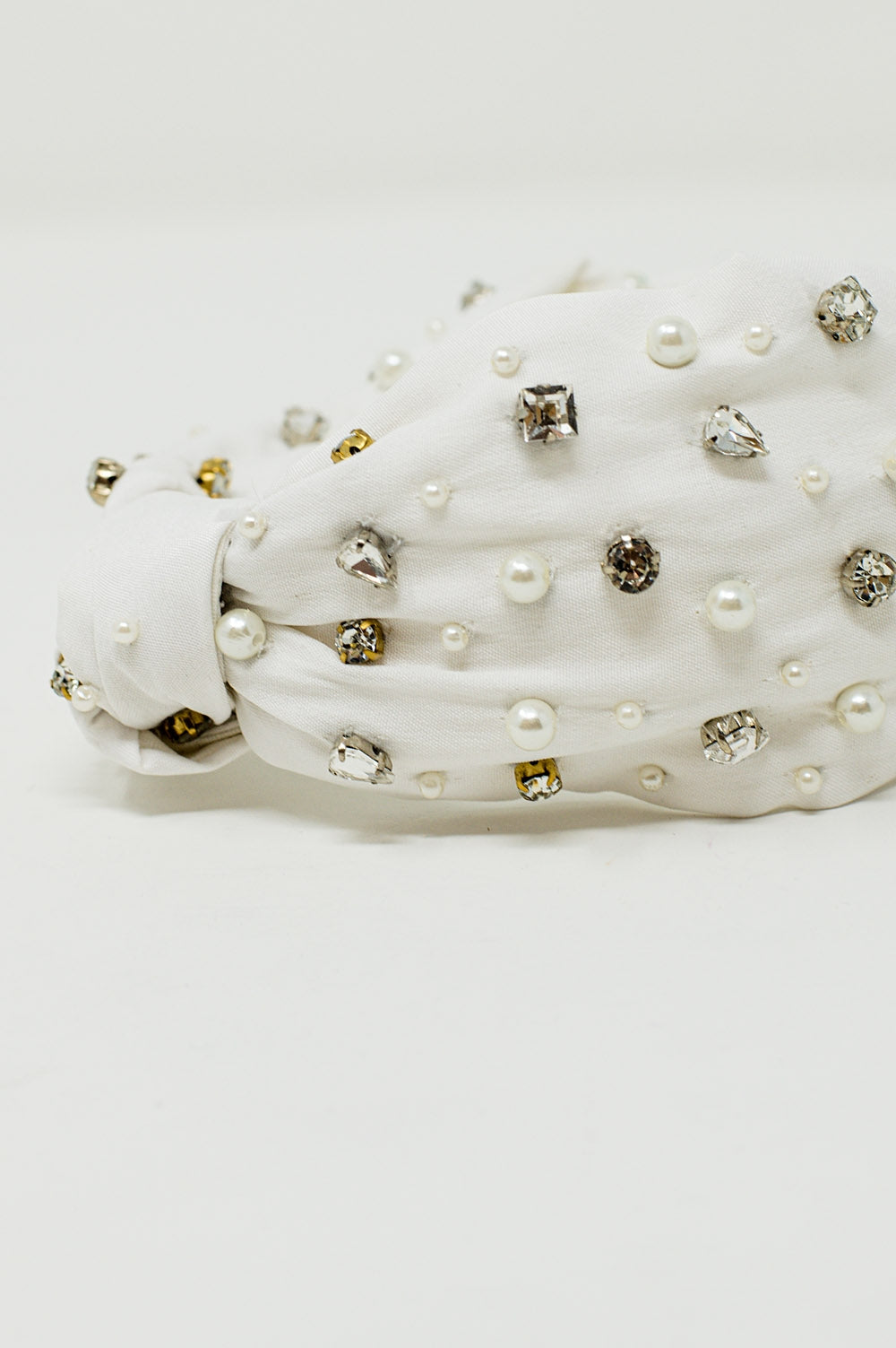 Faixa branca com pérolas e strass adornados