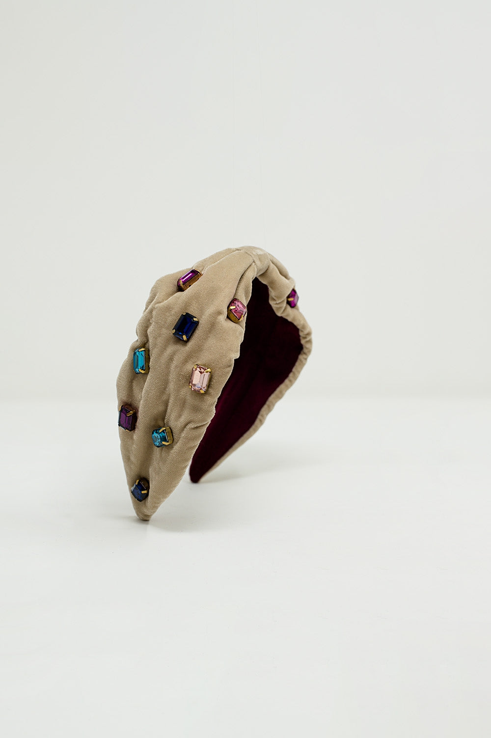 Faixa de cabeça de veludo bege com detalhes de strass