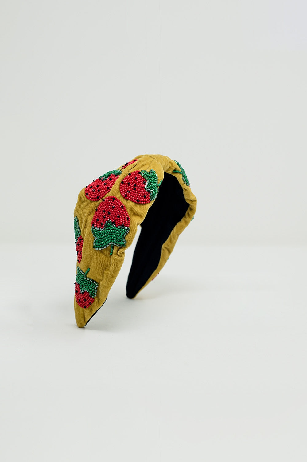 Diadema de veludo com enfeites em forma de morango