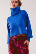 Camisola de gola alta em malha azul com mangas balão.