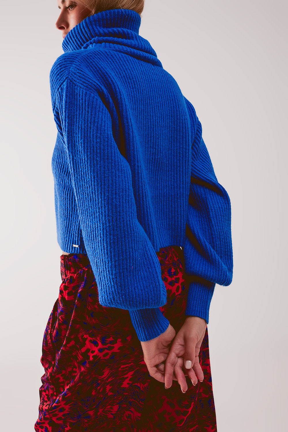 Camisola de gola alta em malha azul com mangas balão.