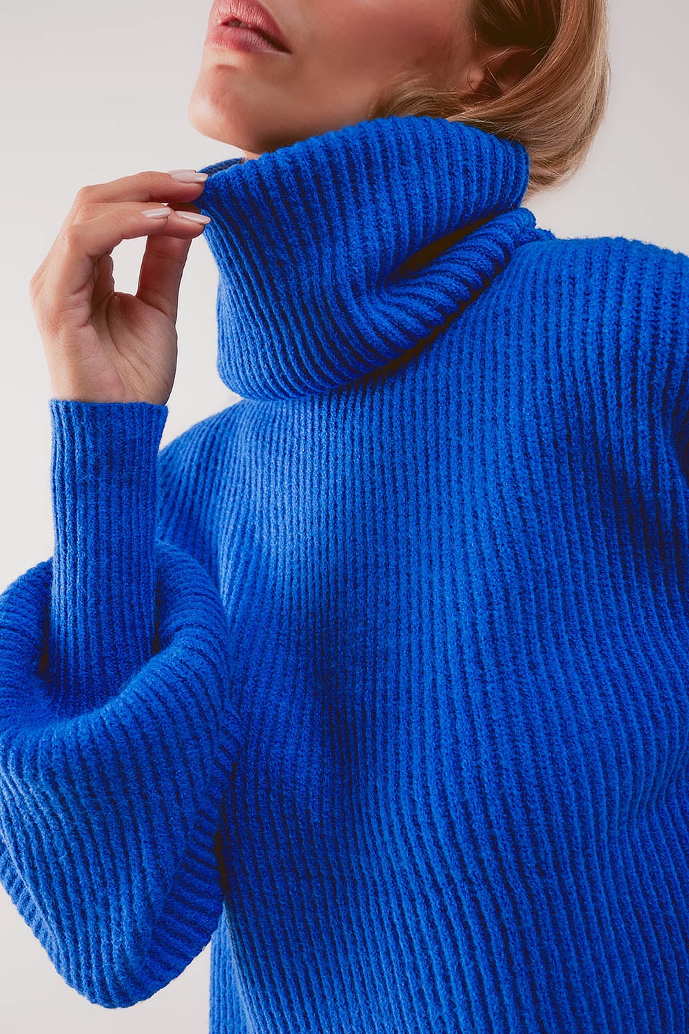 Camisola de gola alta em malha azul com mangas balão.