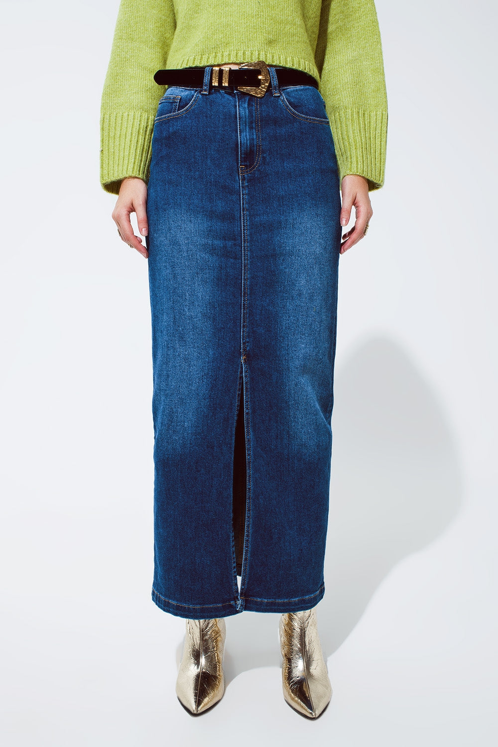 Saia Maxi de Denim Elástico com Fenda na Frente em Tom Médio