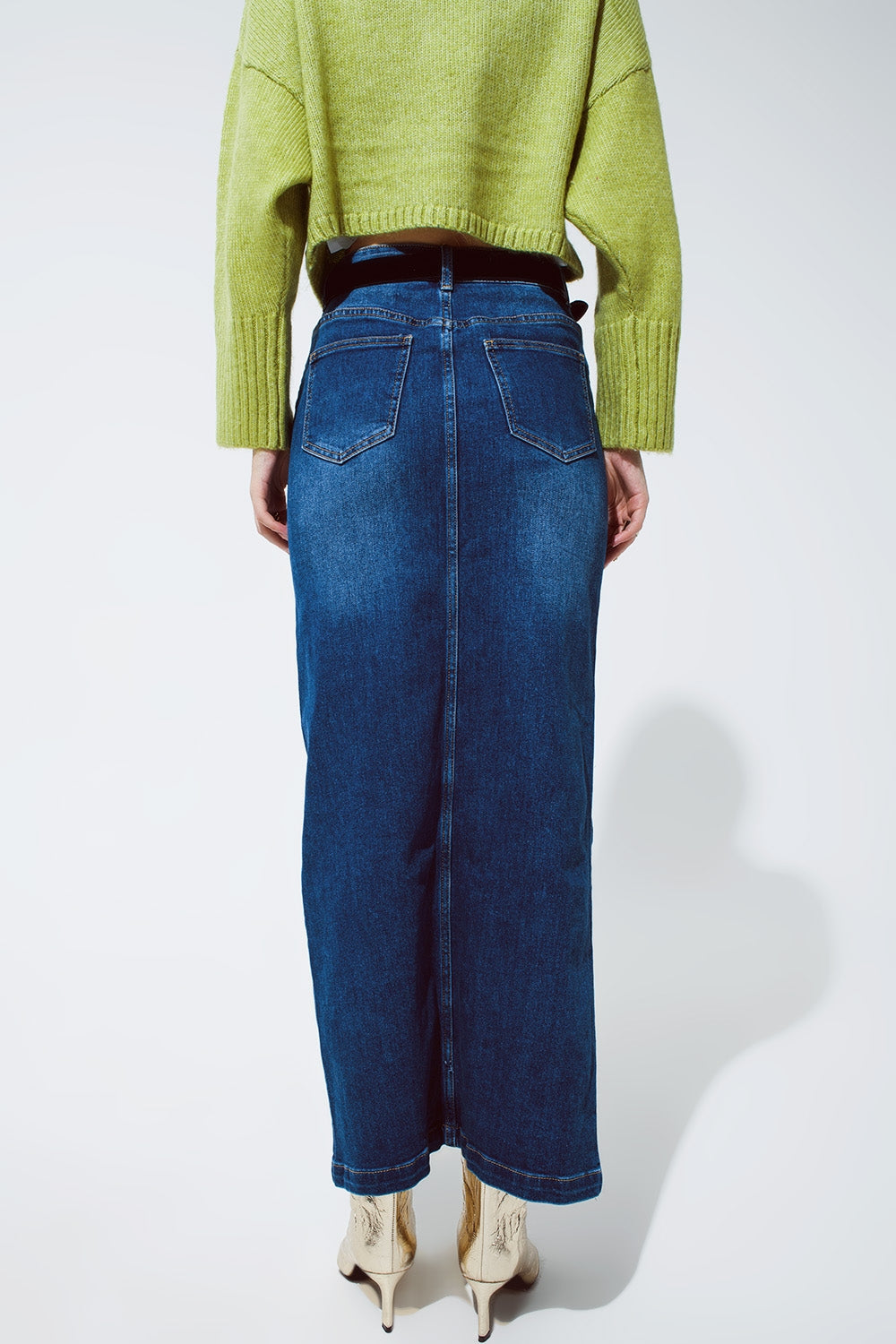 Saia Maxi de Denim Elástico com Fenda na Frente em Tom Médio