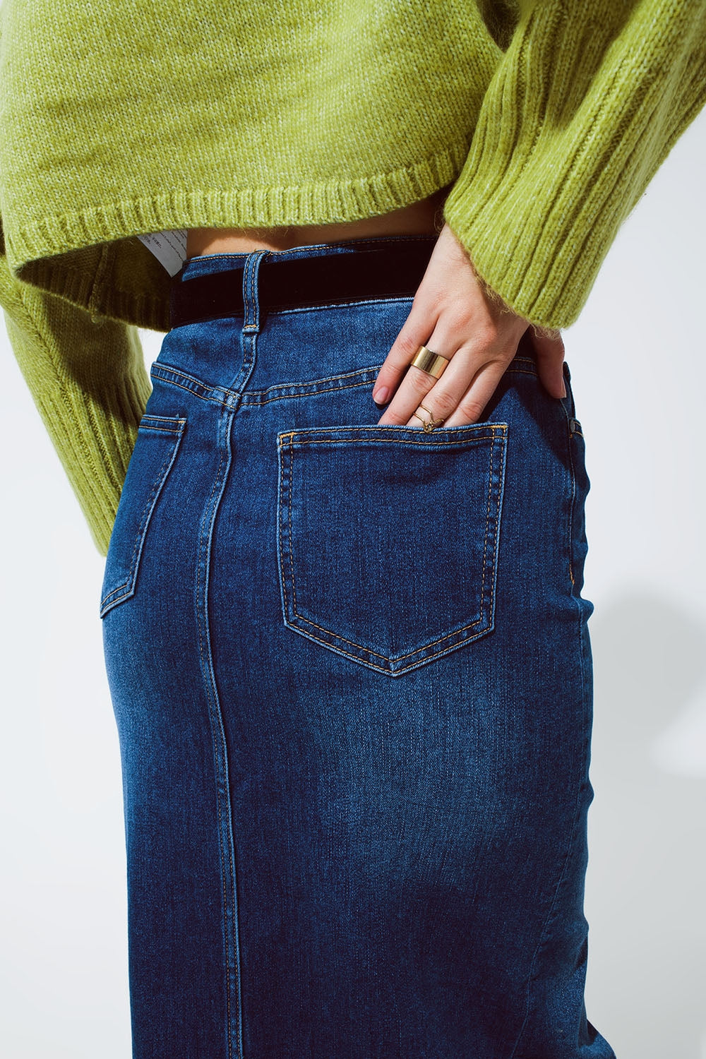 Saia Maxi de Denim Elástico com Fenda na Frente em Tom Médio