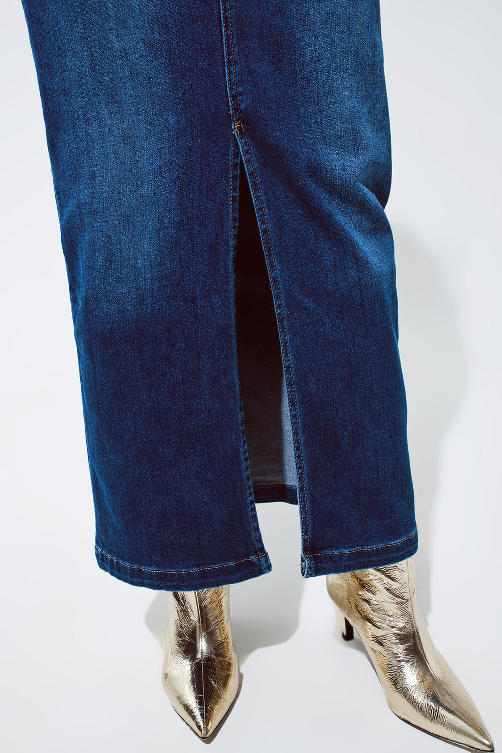 Saia Maxi de Denim Elástico com Fenda na Frente em Tom Médio