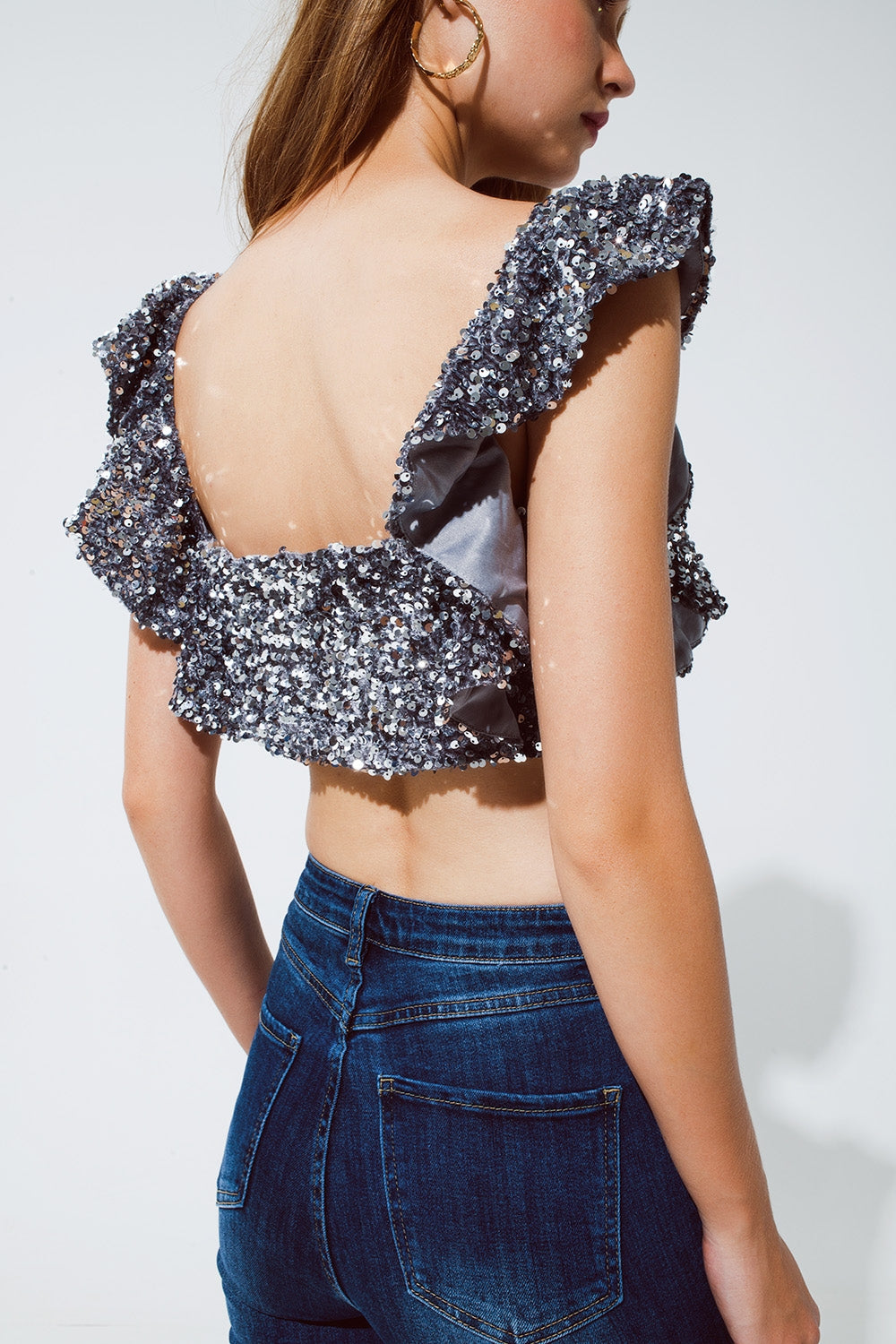 Top cropped com lantejoulas e glitter em prata