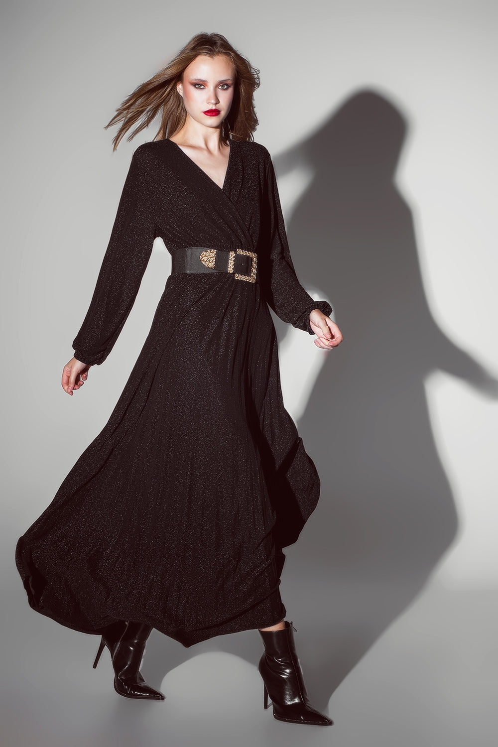 Vestido longo com mangas compridas e brilho em preto