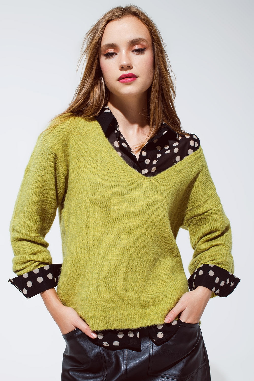 Camisola verde suave com decote em V