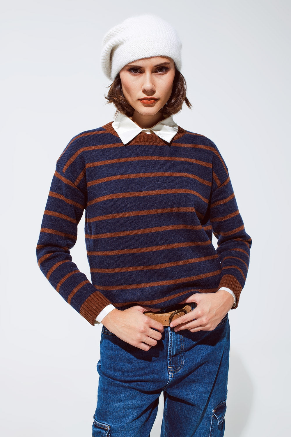 Camisola com gola redonda às riscas em azul-marinho e laranja-ferrugem