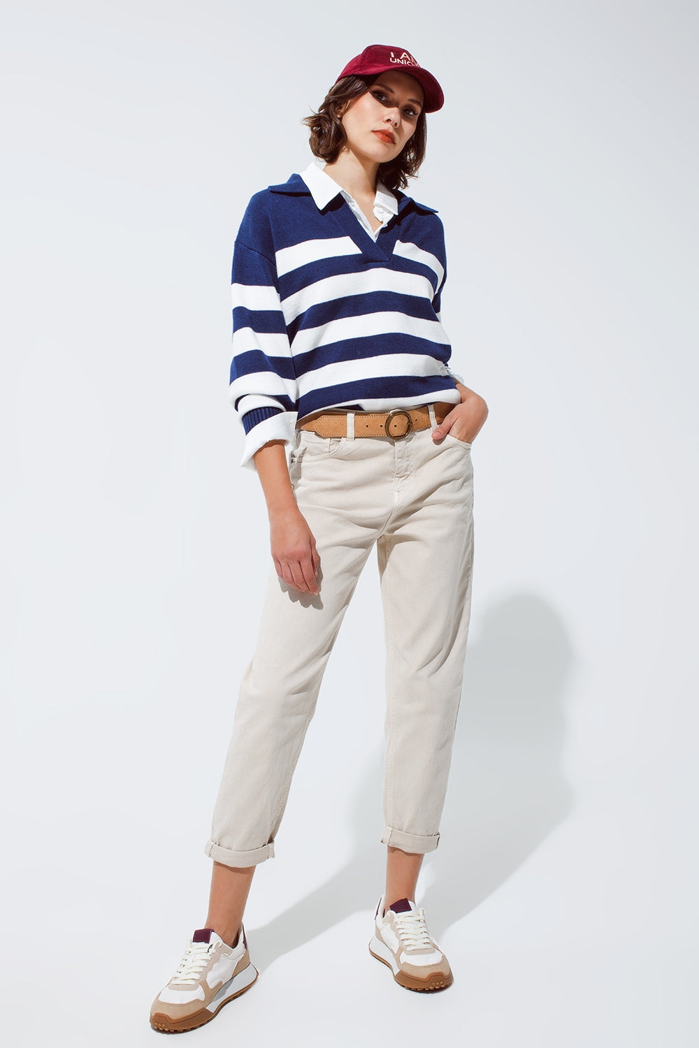 Camisola às riscas azuis e brancas com decote em V e gola polo