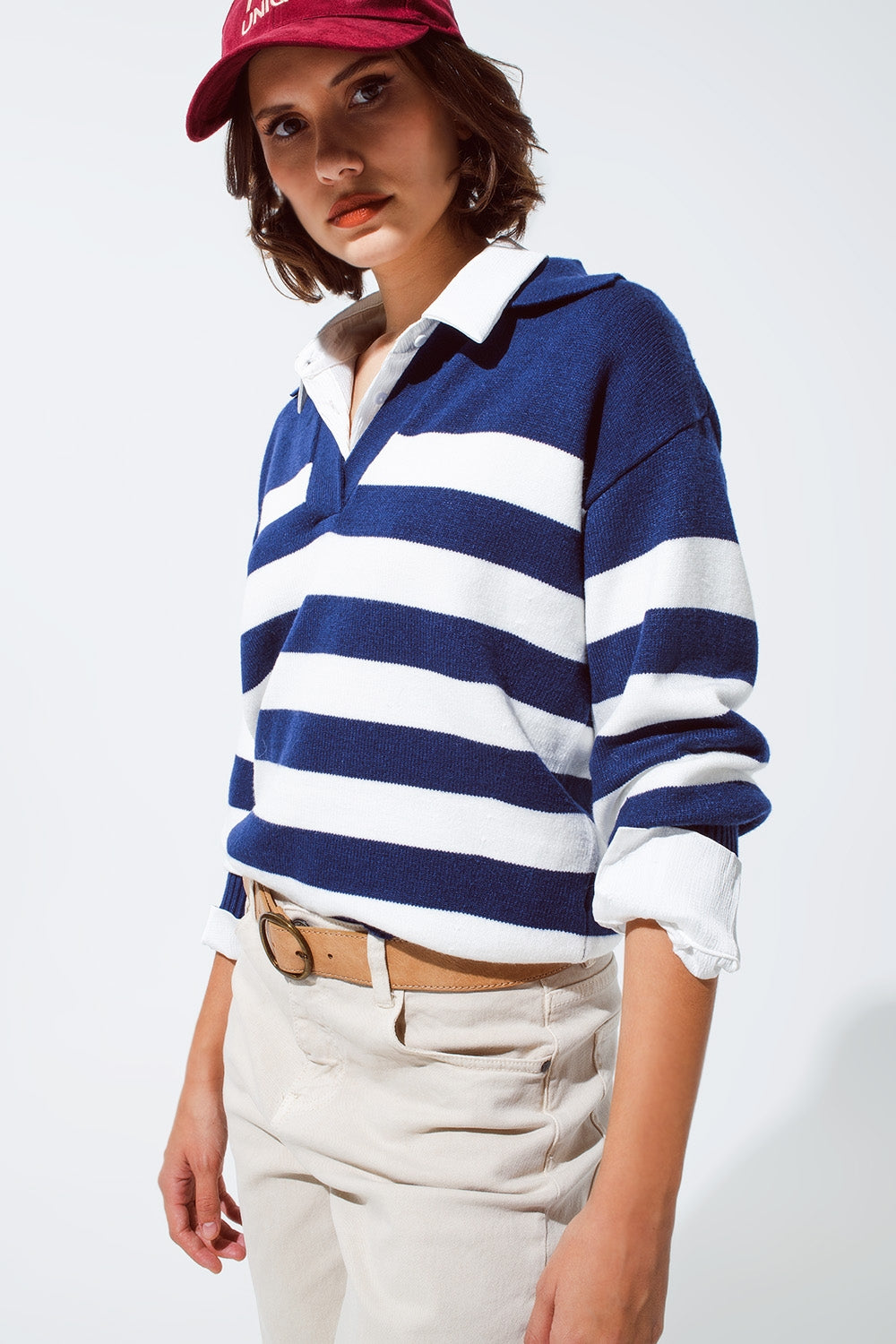 Camisola às riscas azuis e brancas com decote em V e gola polo