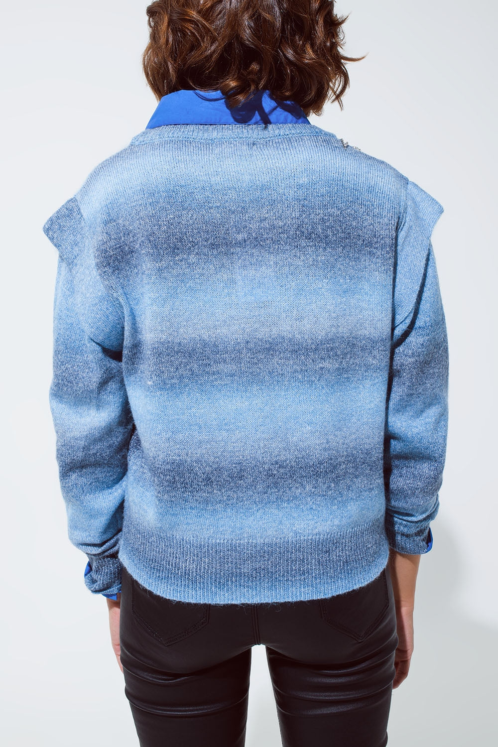 Camisola em azul com design ombre gola redonda e pormenores nas mangas