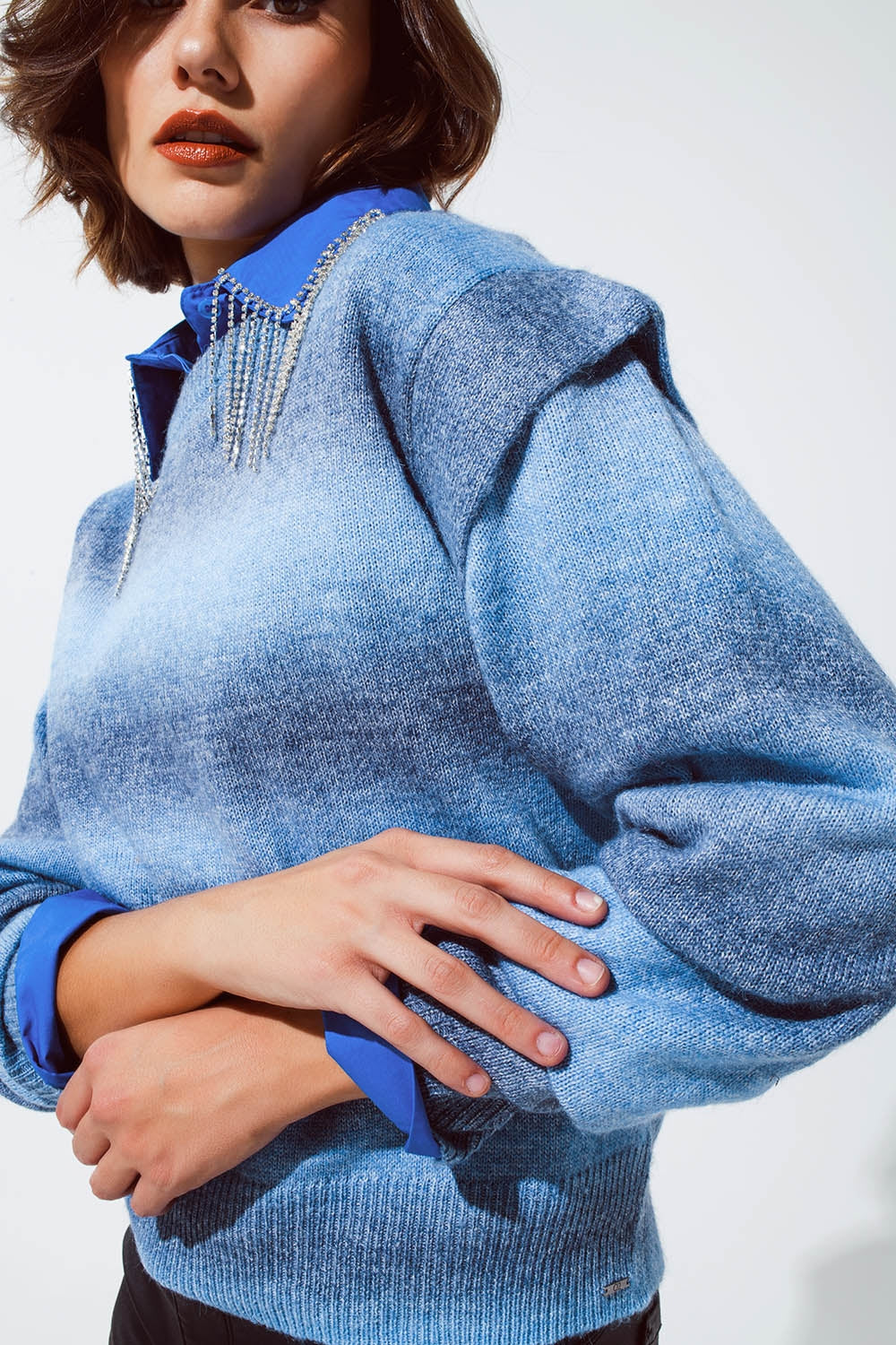 Camisola em azul com design ombre gola redonda e pormenores nas mangas