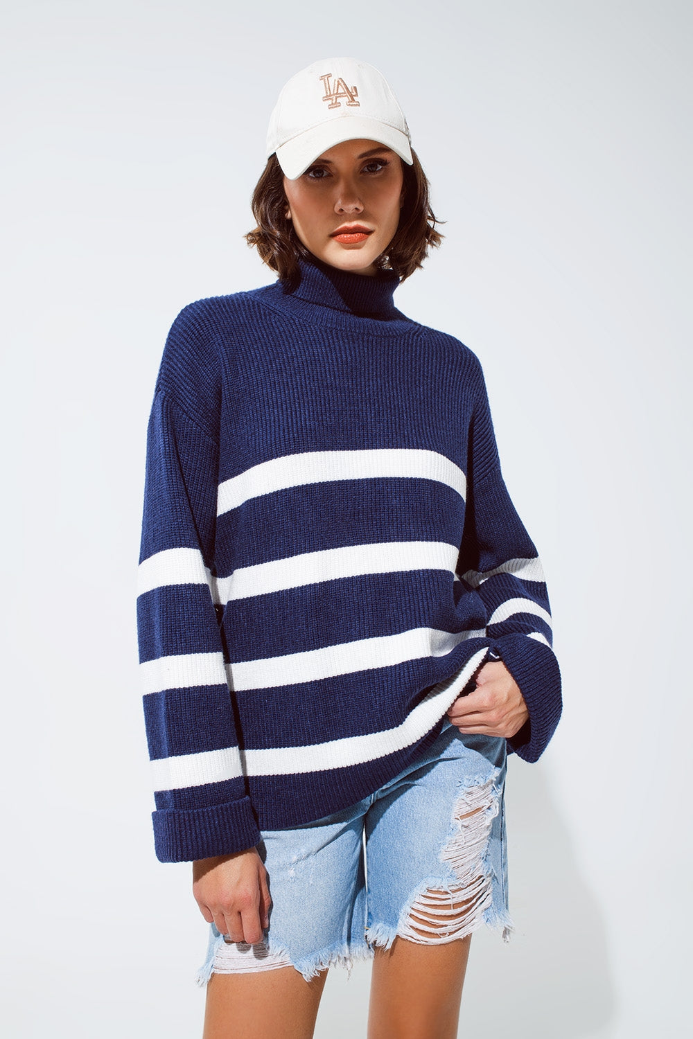 Camisola de gola alta azul-marinho com riscas