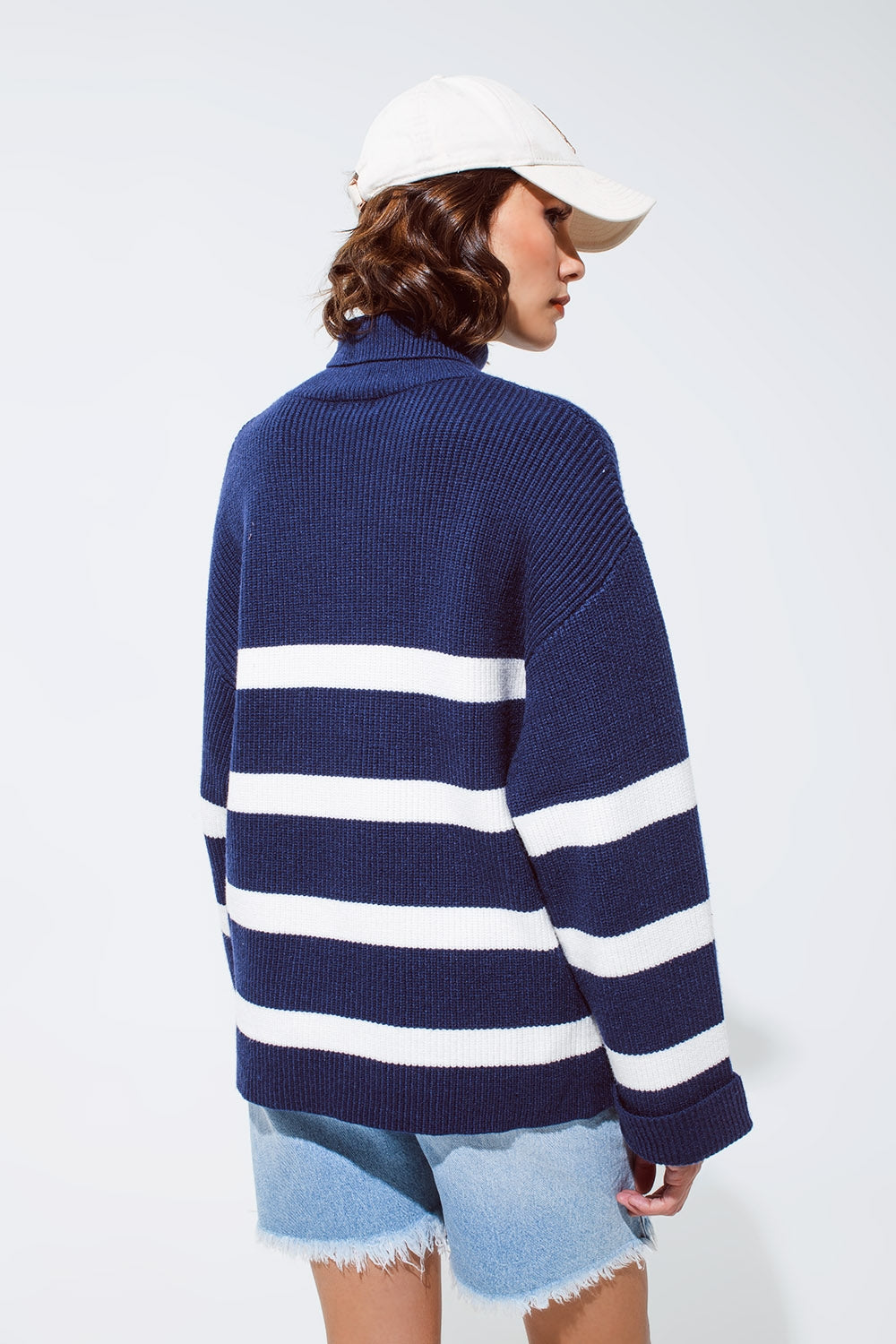 Camisola de gola alta azul-marinho com riscas