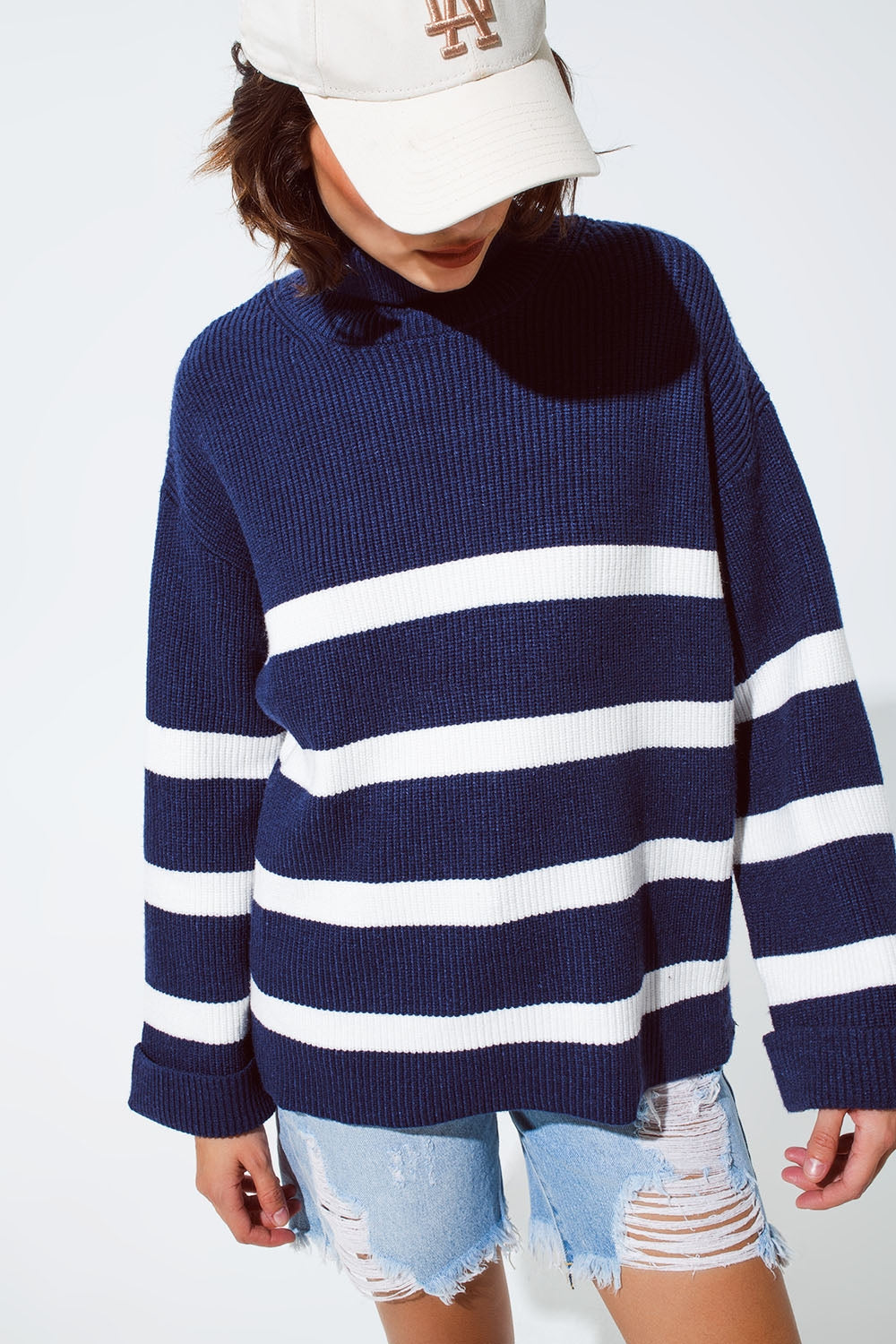 Camisola de gola alta azul-marinho com riscas