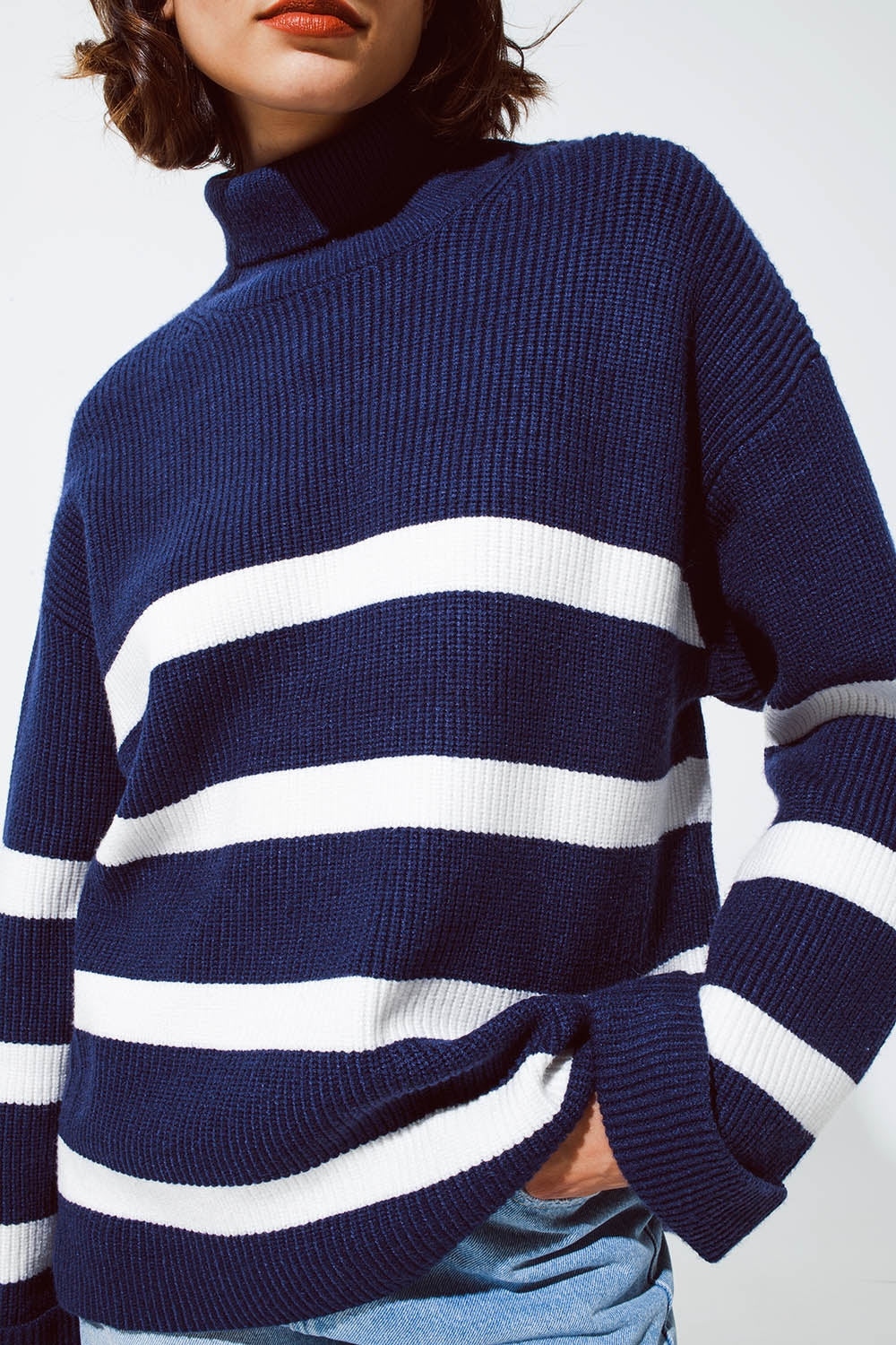 Camisola de gola alta azul-marinho com riscas