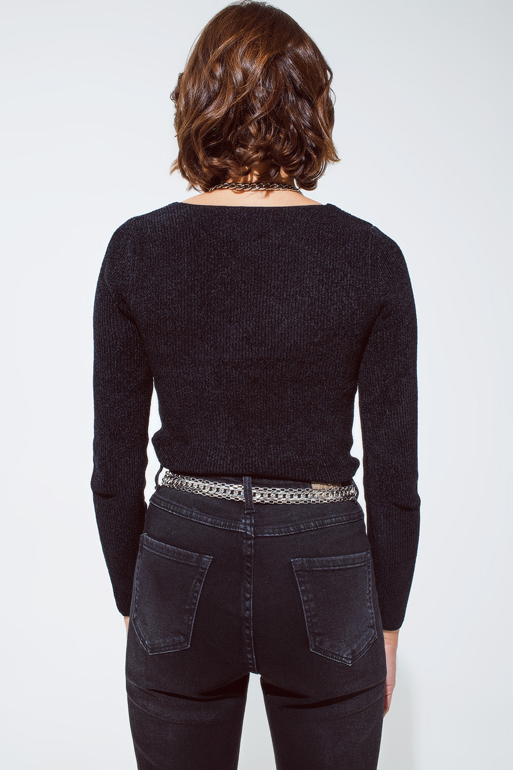 Top preto em chenille com decote em forma de coração