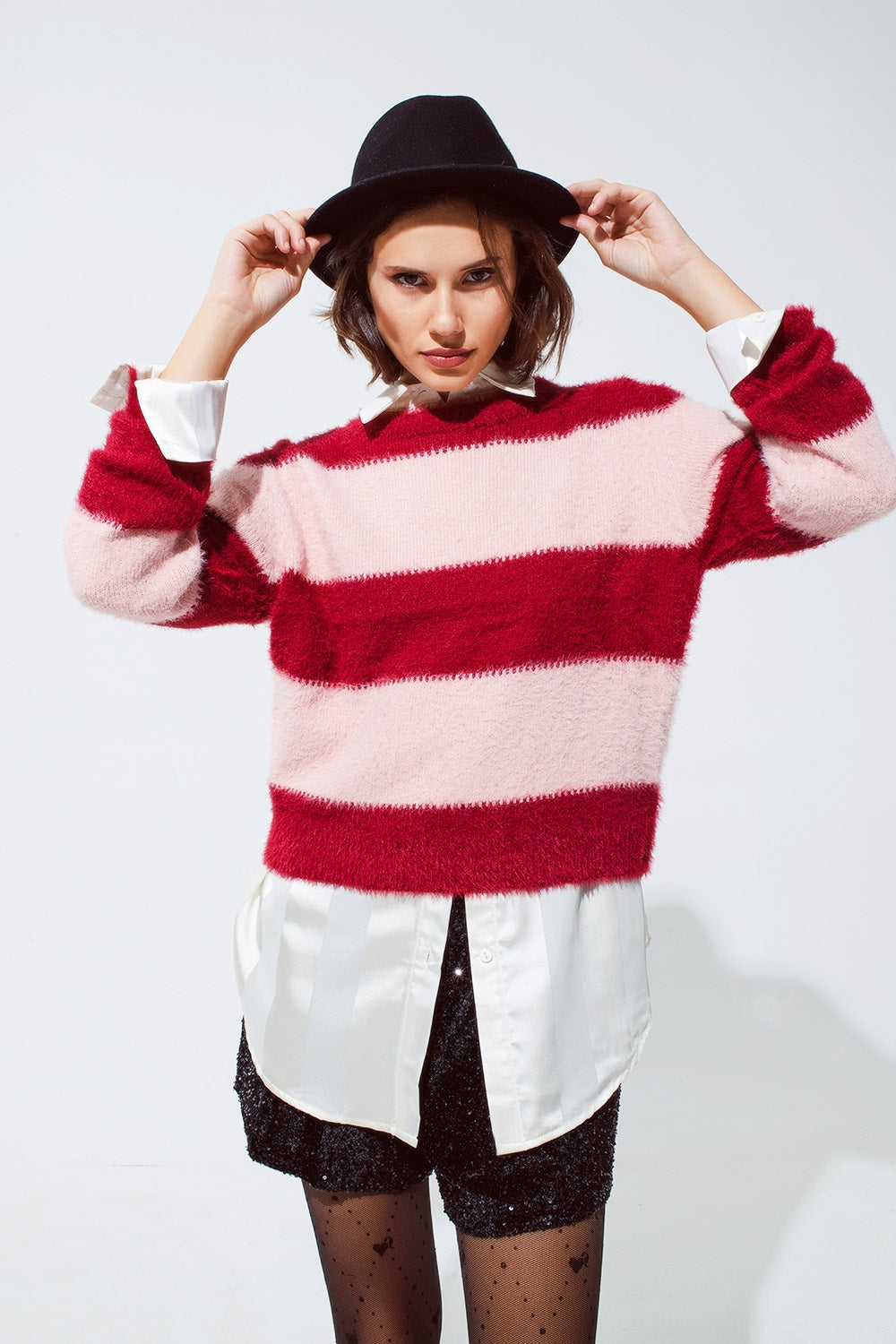 Camisola cor-de-rosa com riscas e gola redonda