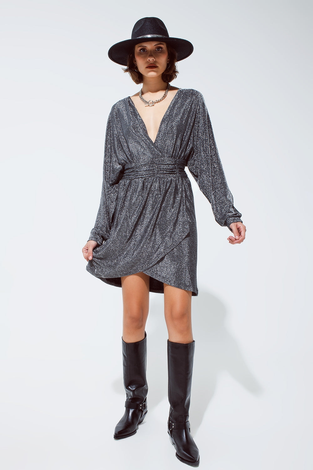 Vestido de comprimento mini com brilhantes e decote em V profundo em prateado