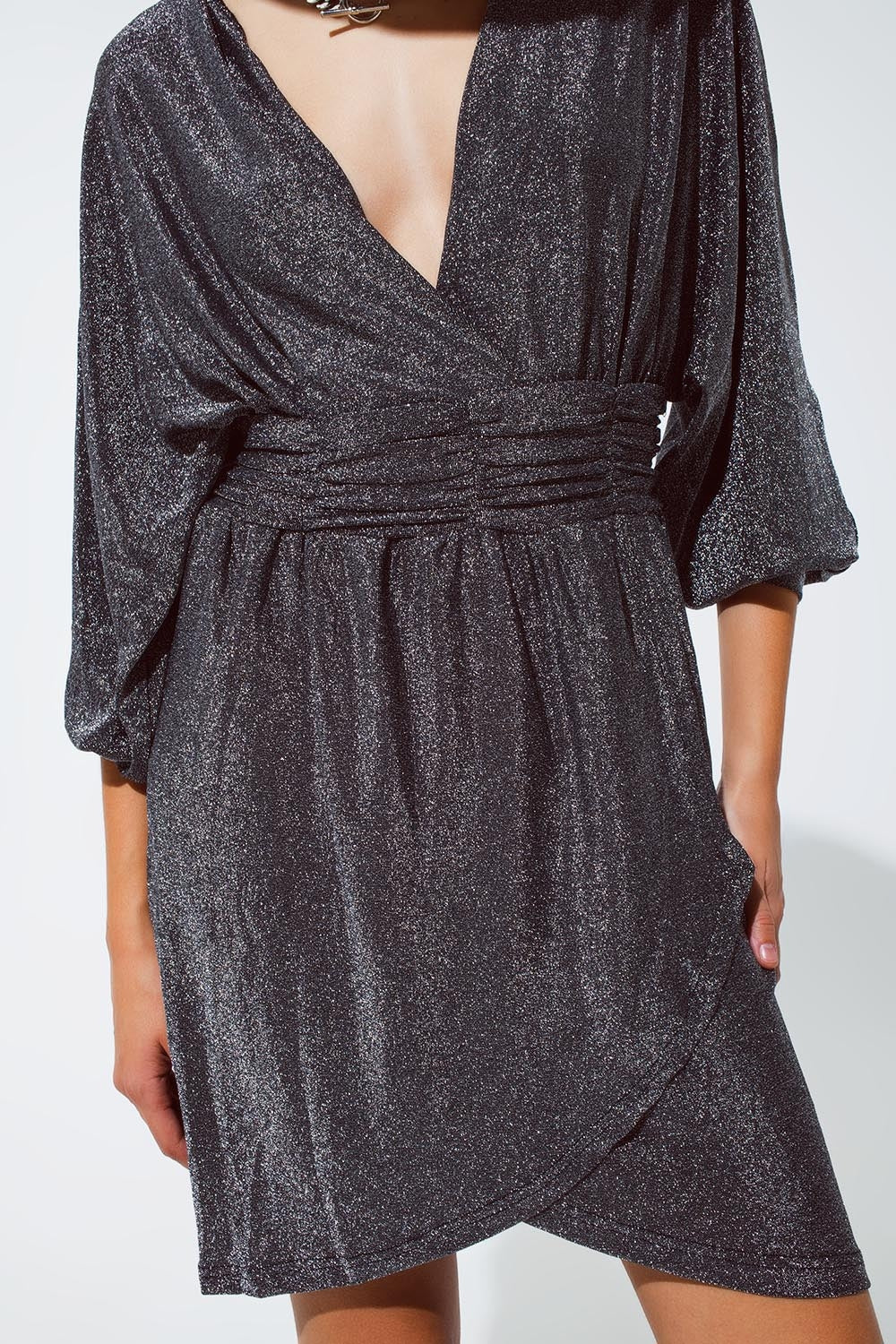 Vestido de comprimento mini com brilhantes e decote em V profundo em prateado