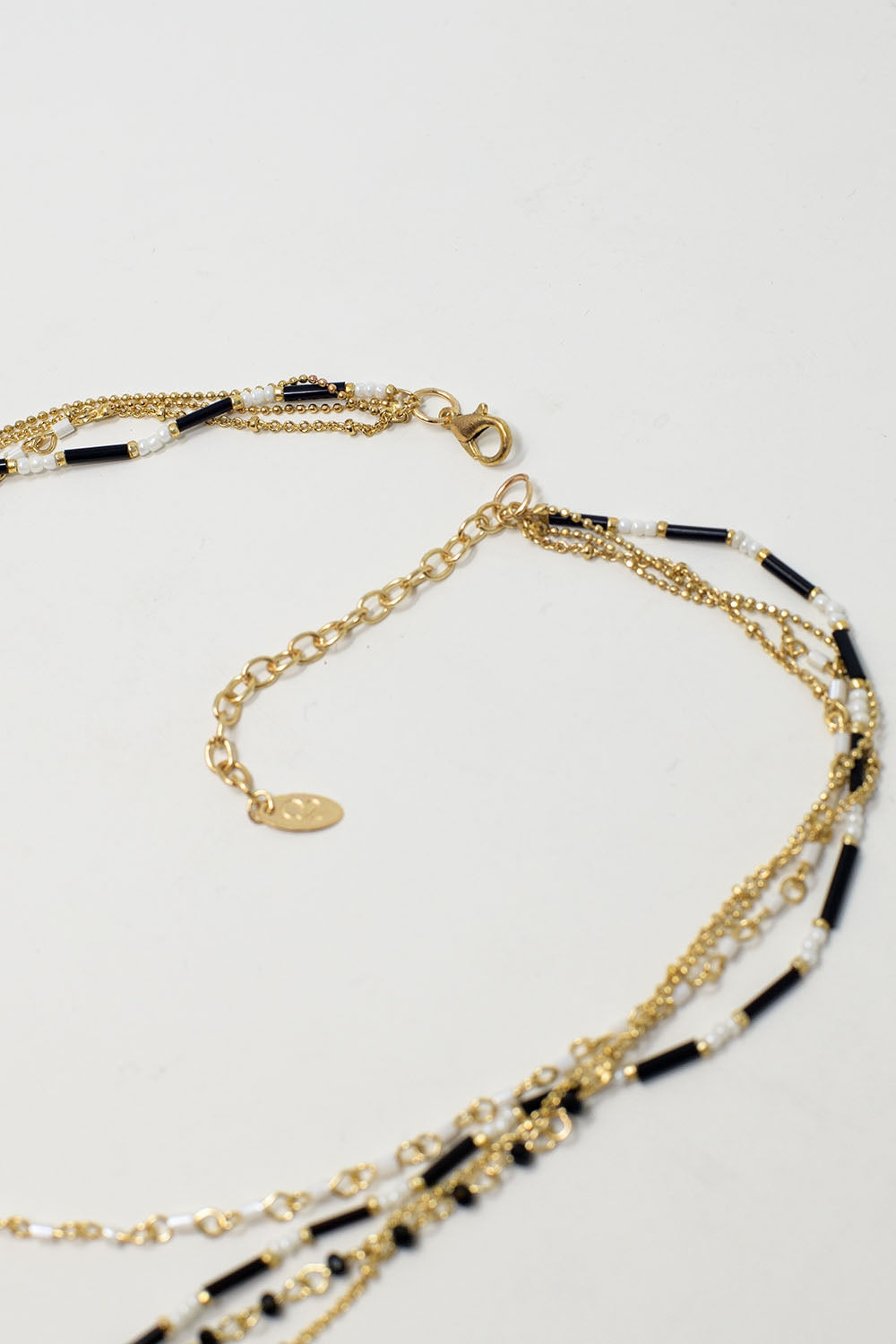 Colar 4 em 1 dourado com contas pretas e brancas