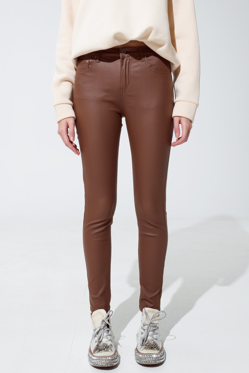 calça super skinny com efeito couro sintético em marrom claro