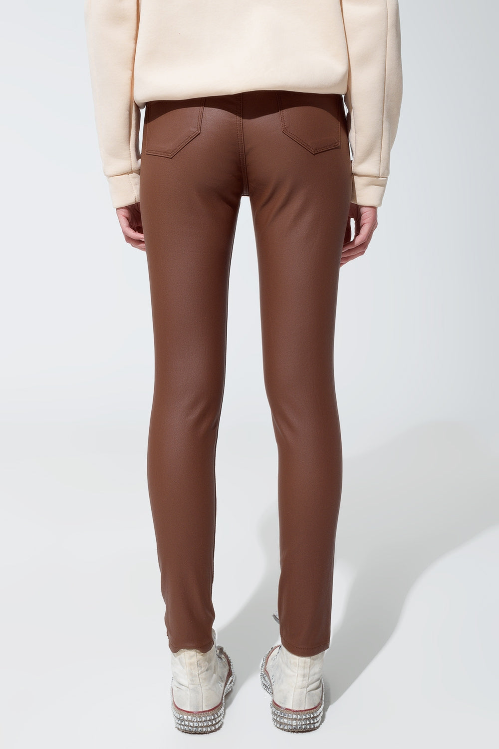 calça super skinny com efeito couro sintético em marrom claro