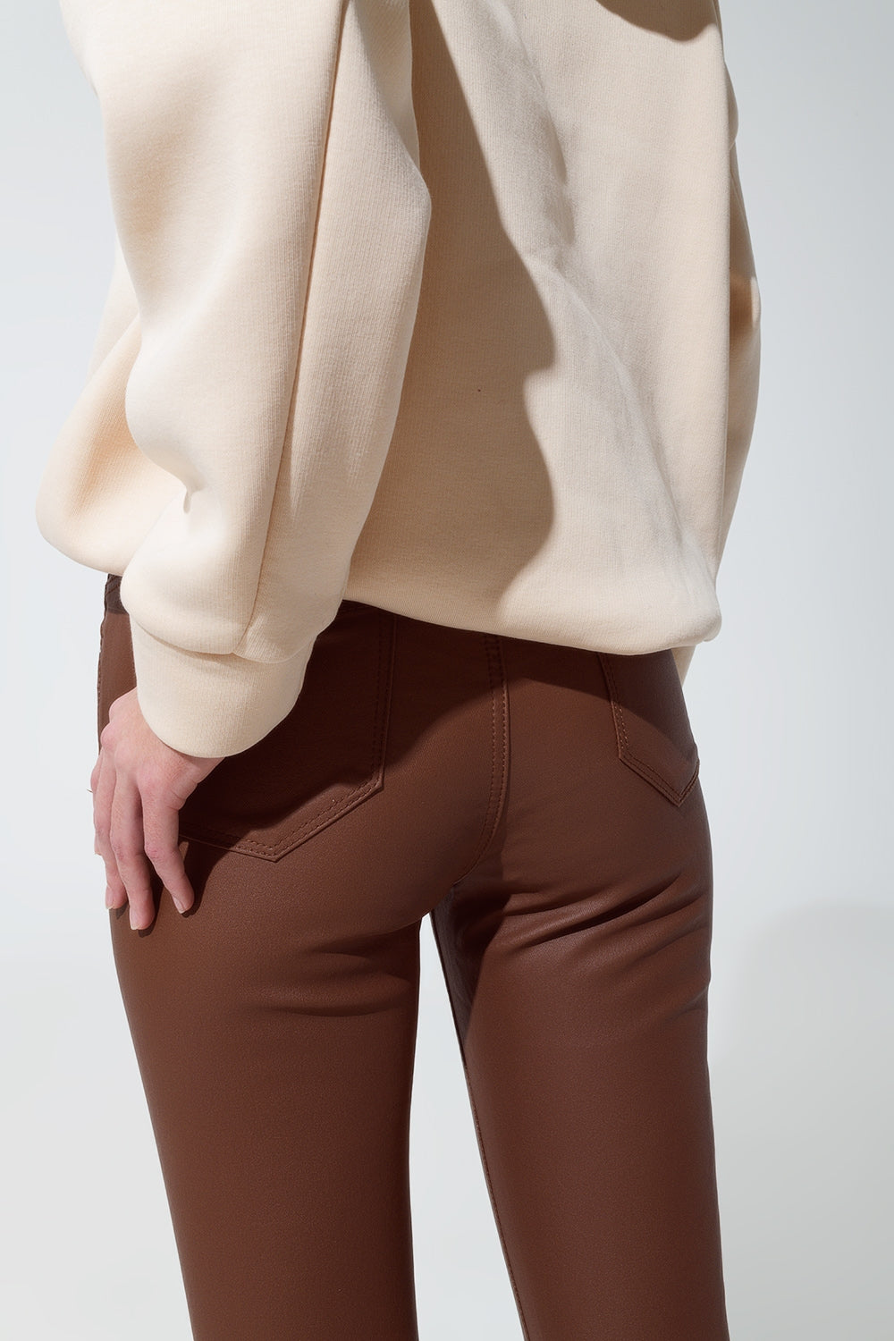 calça super skinny com efeito couro sintético em marrom claro
