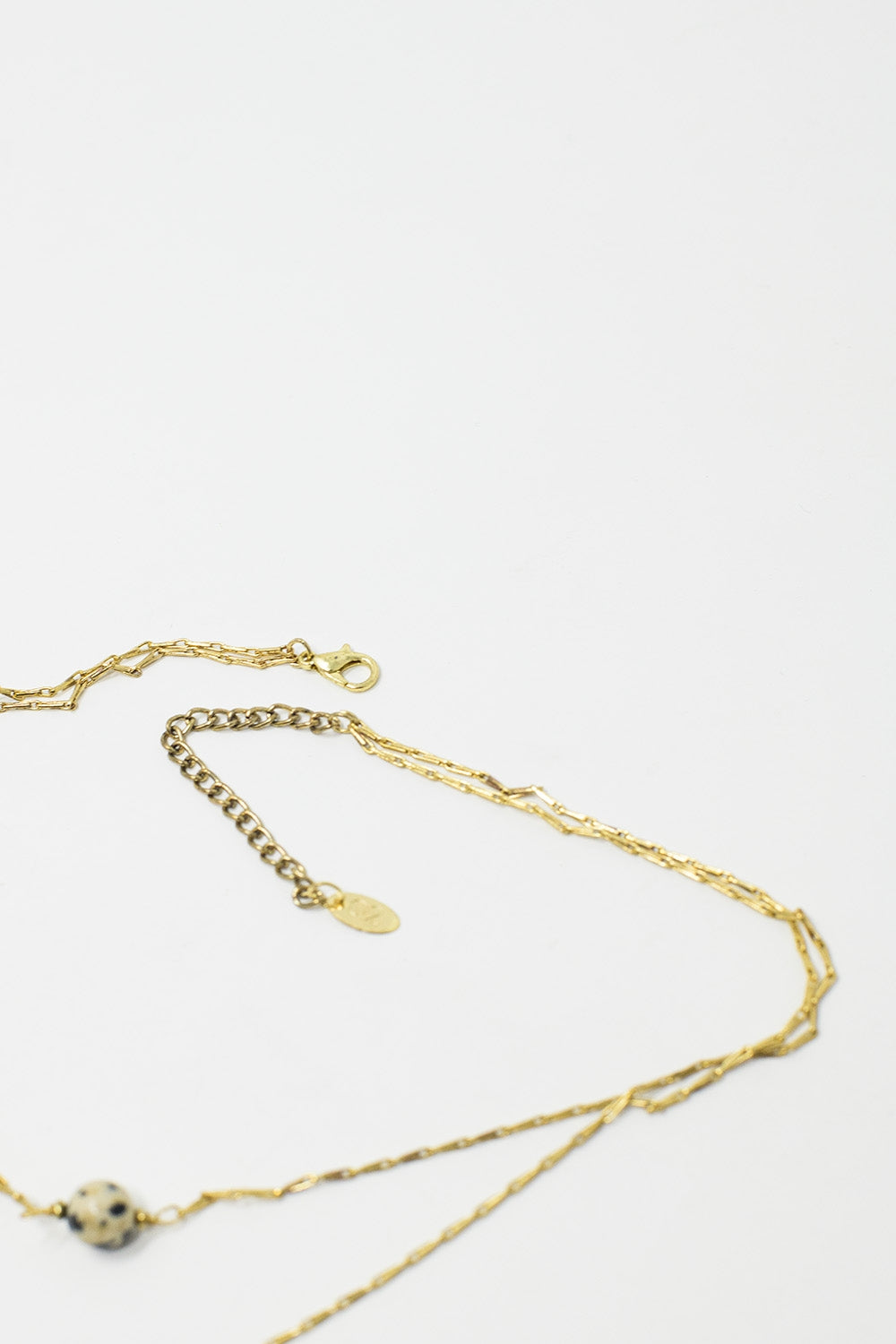 Colar 2 em 1 com pedras brancas e pretas marmoreadas