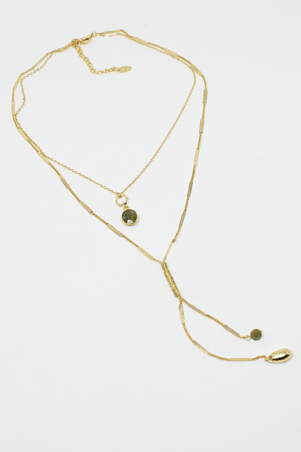 Colar longo 2 em 1 dourado com pedras verdes e douradas