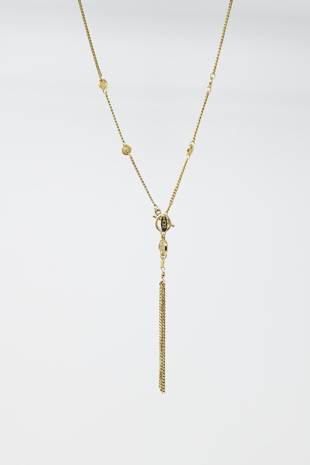 Colar dourado com contas e pormenor de corrente com franjas