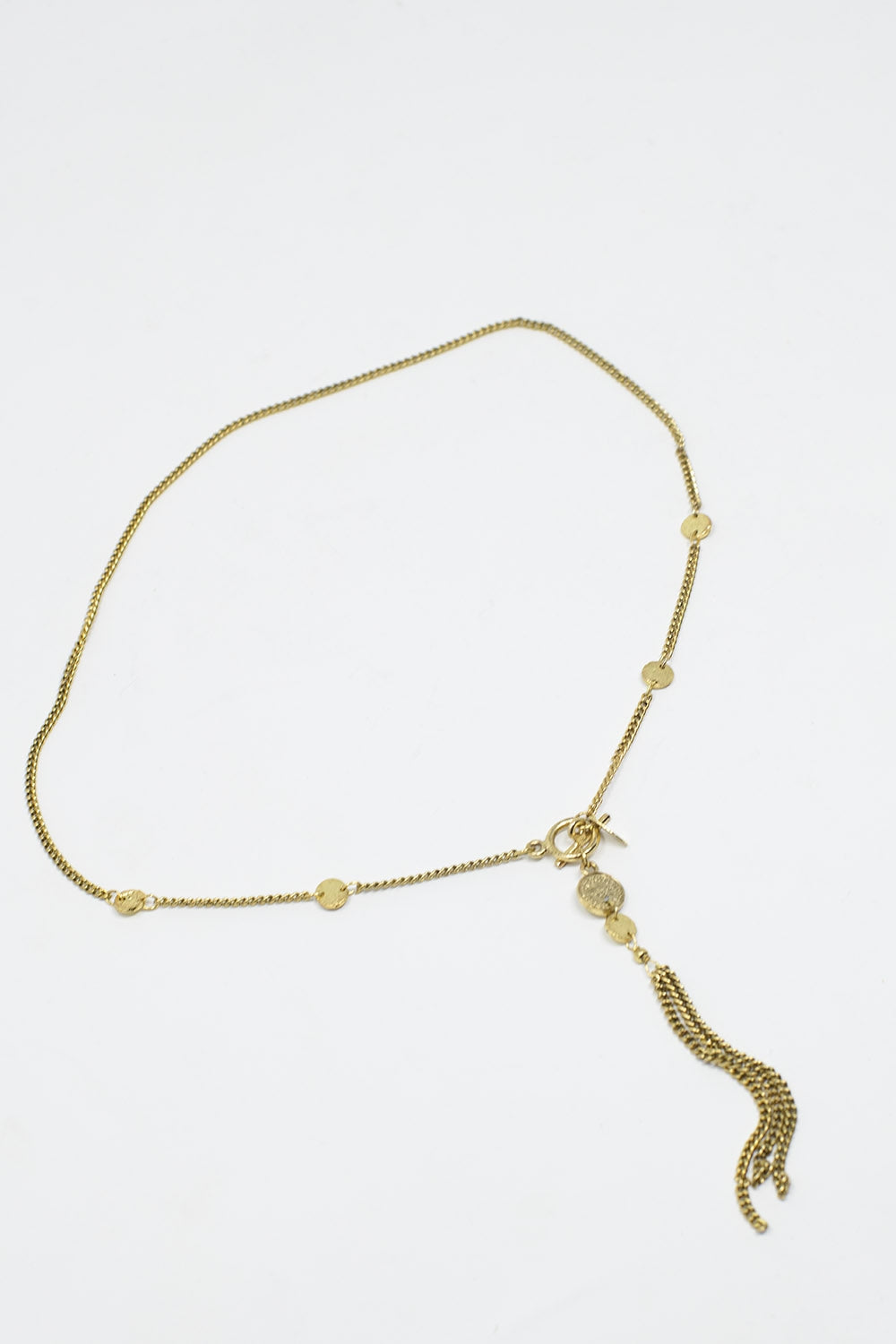Colar dourado com contas e pormenor de corrente com franjas