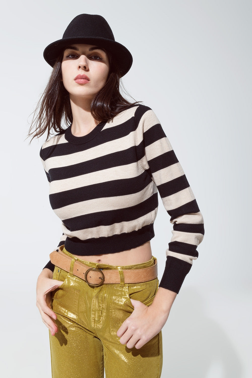 Camisola de gola redonda com design de riscas preto e bege