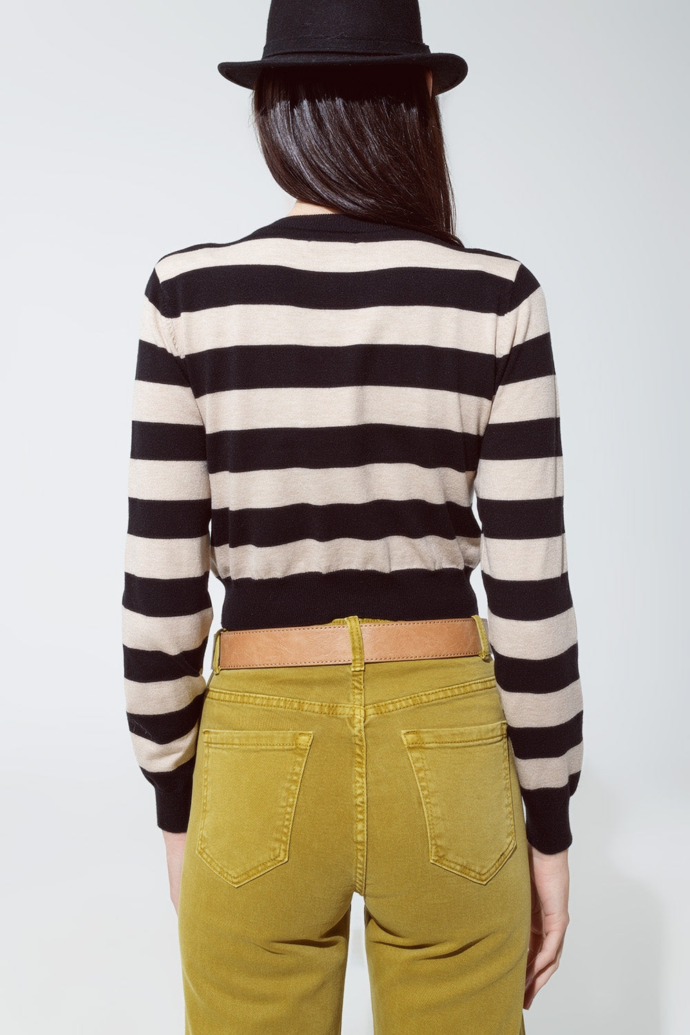 Camisola de gola redonda com design de riscas preto e bege