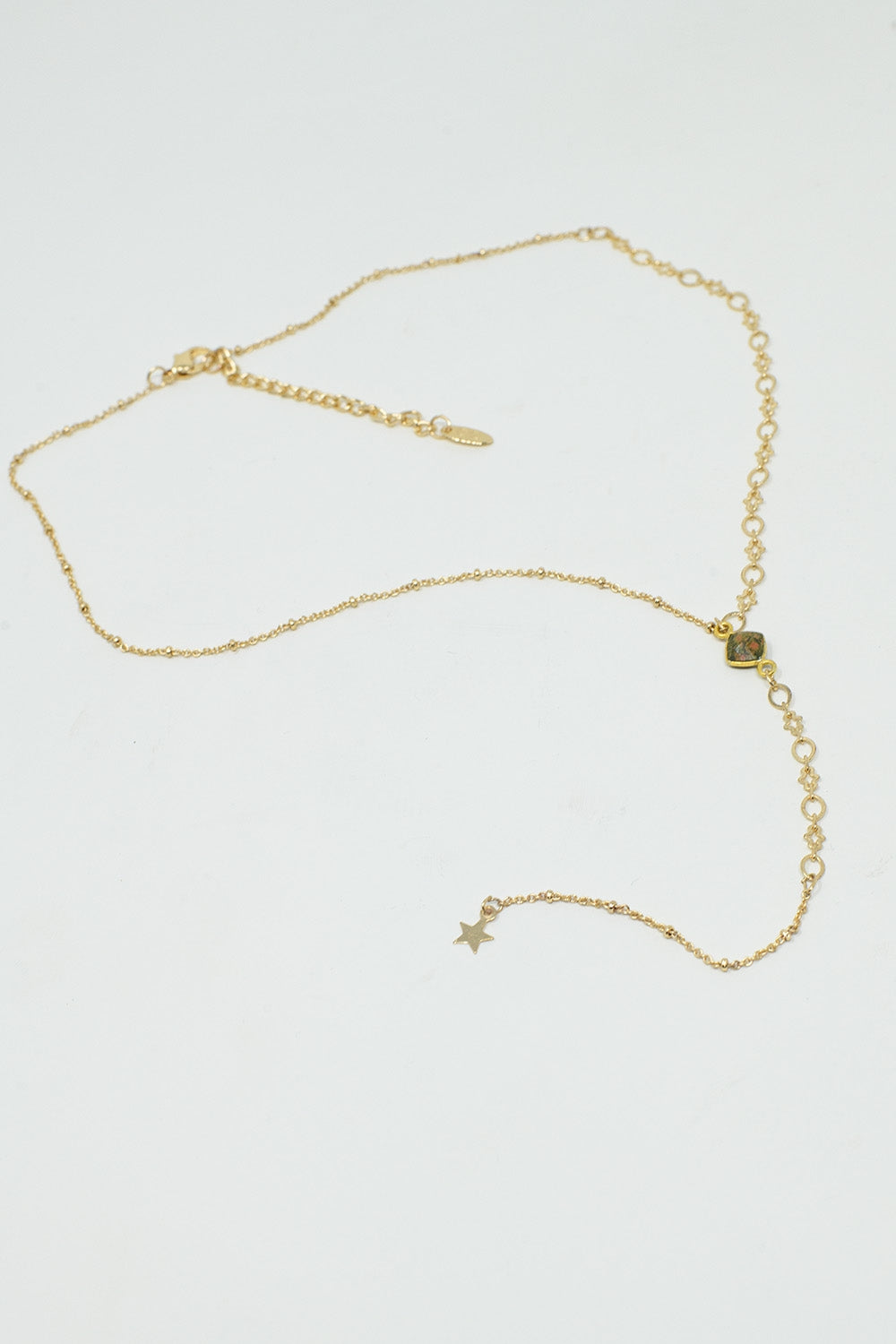 Colar dourado delicado com uma estrela muito sutil e bonita