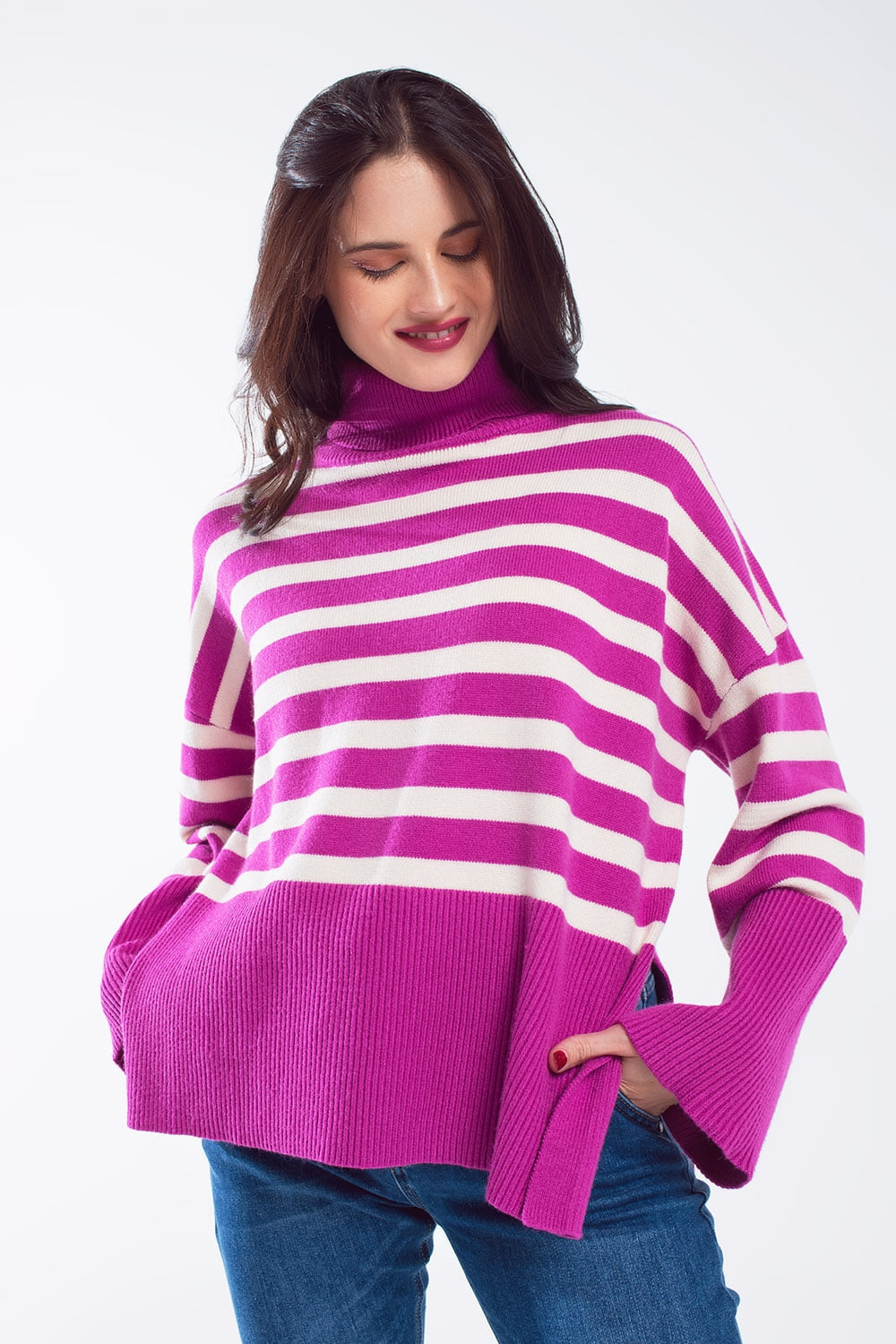 Camisola de gola alta fúcsia com riscas brancas e fendas laterais
