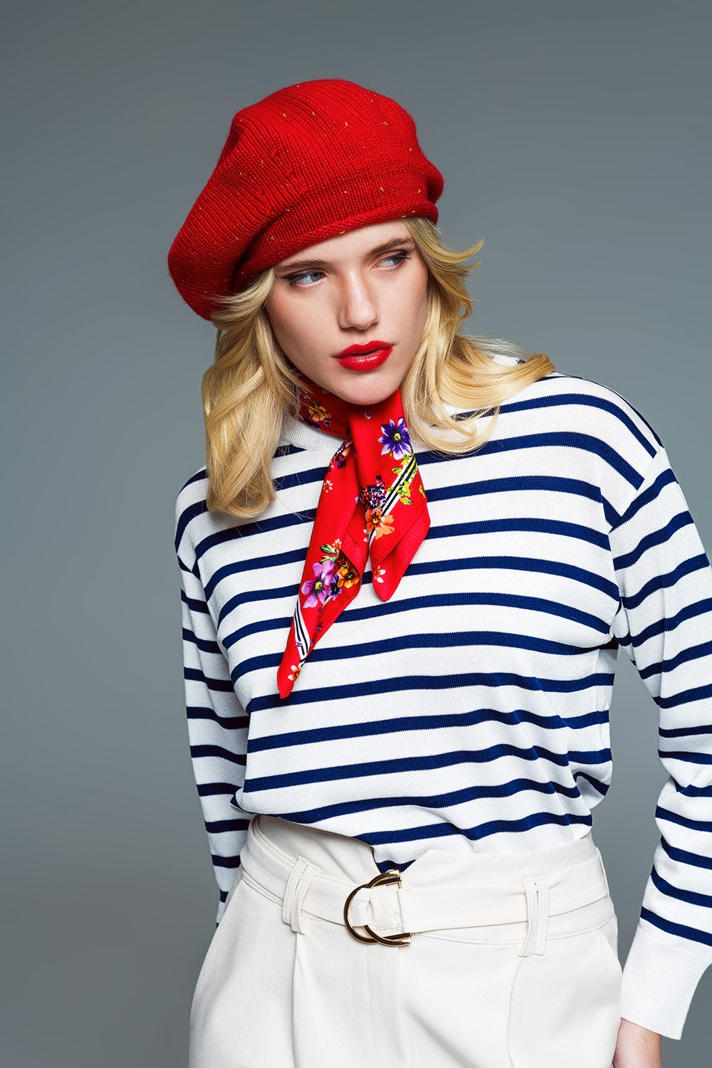 Camisola básica de riscas com gola redonda em branco e azul-marinho