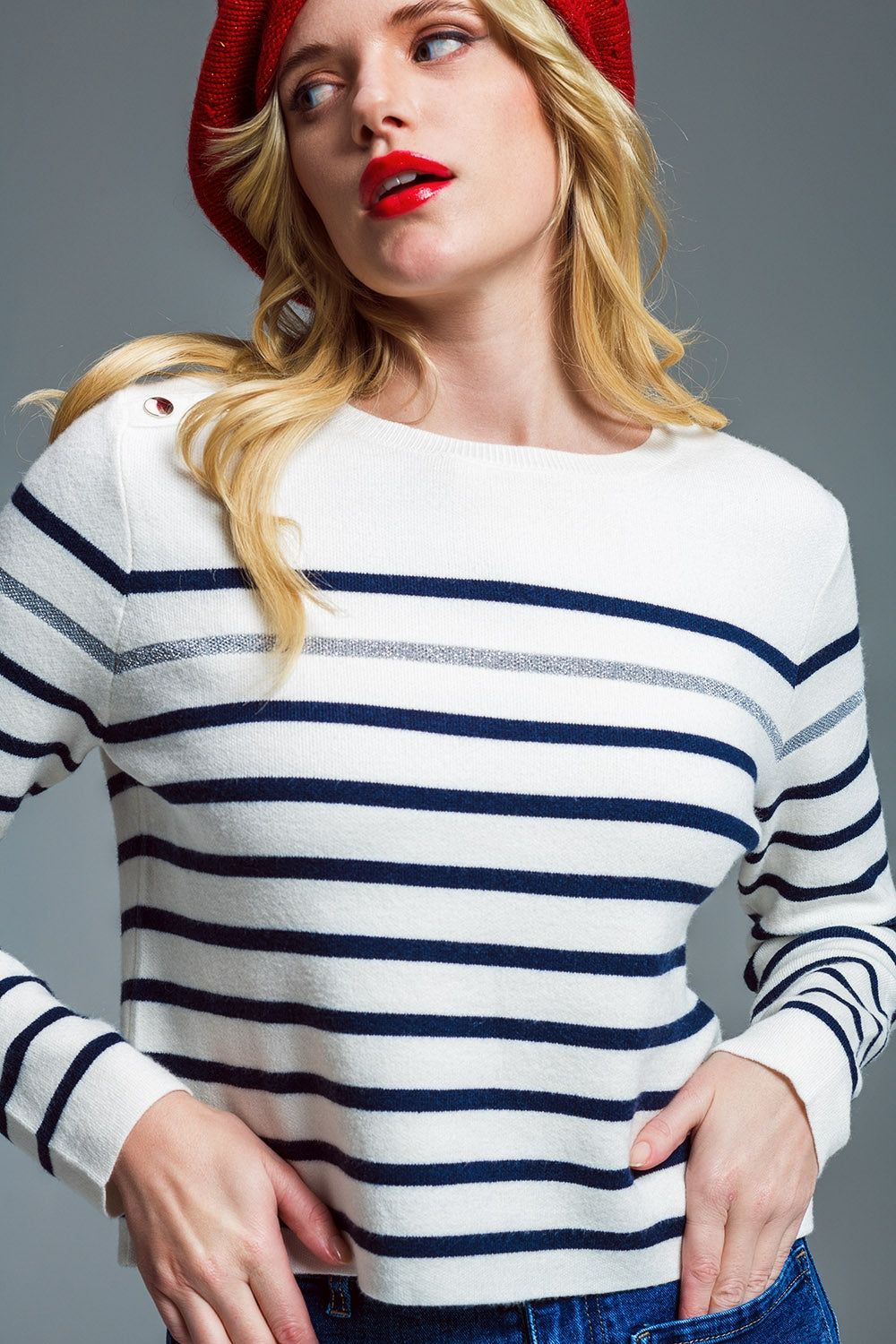 Camisola de riscas estilo marinho com pormenor de botões no ombro