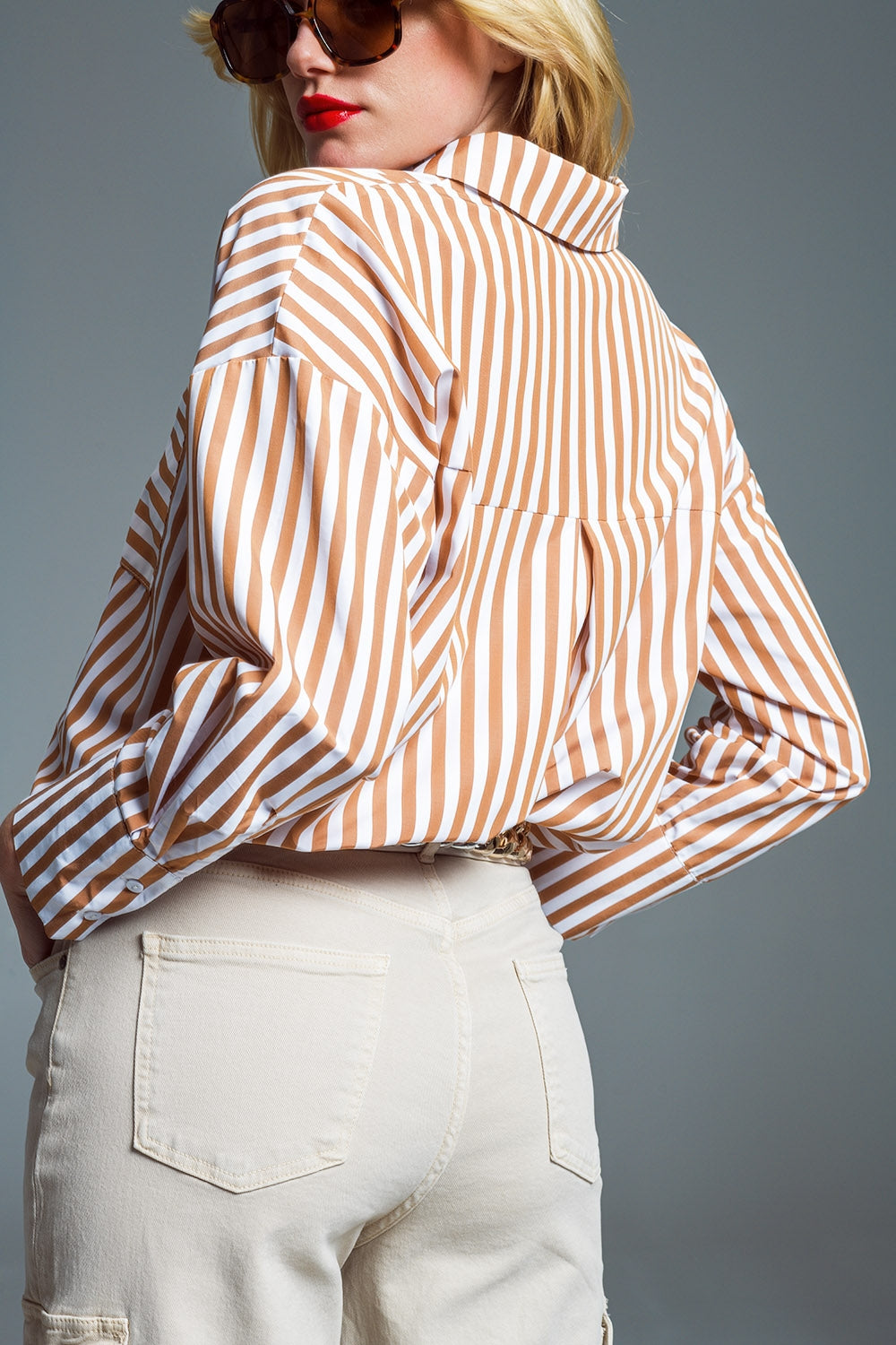 Camisa de riscas descontraída com bolso em contraste em bege