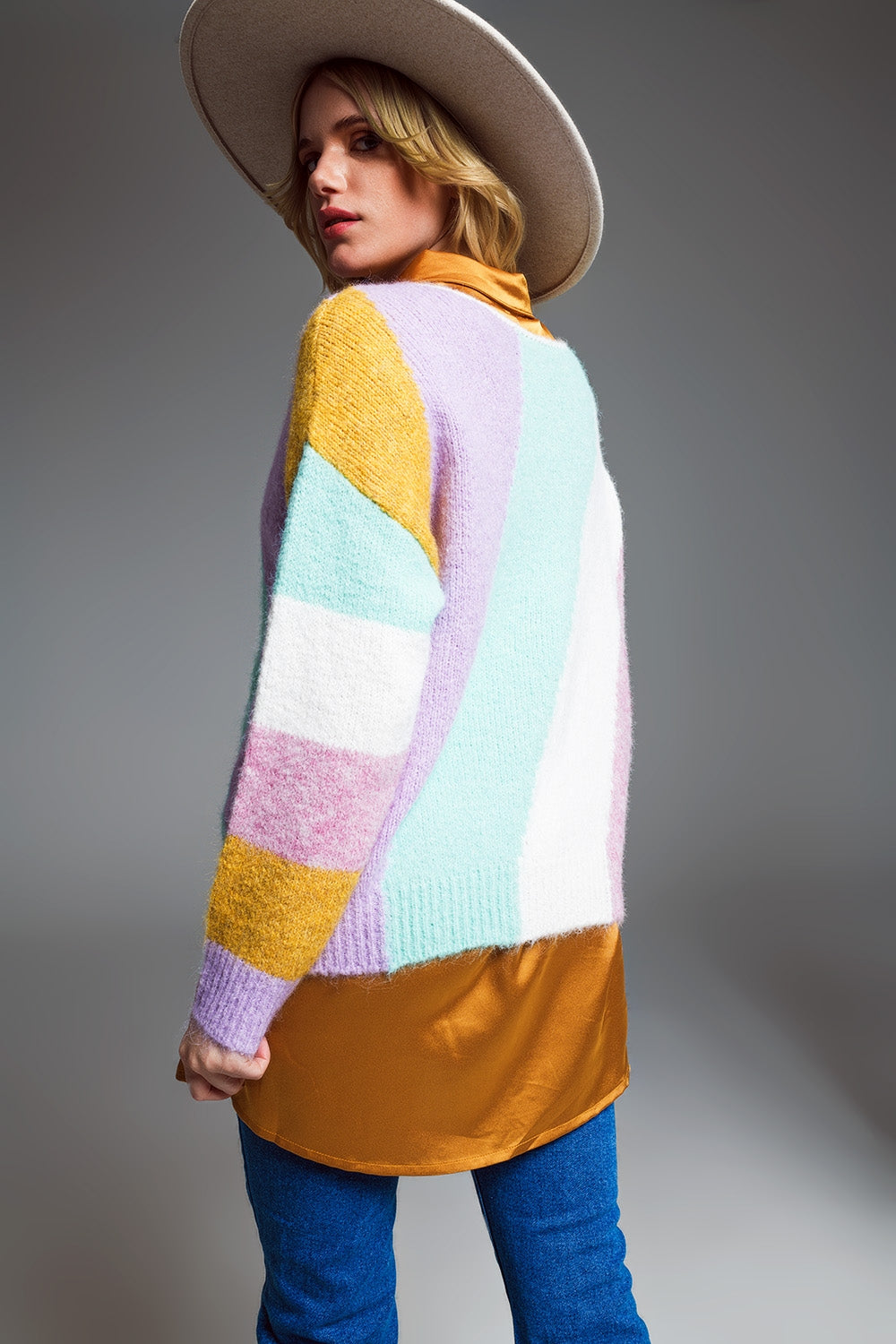 Camisola descontraída de riscas diagonais multicoloridas com gola de barco em tons pastel