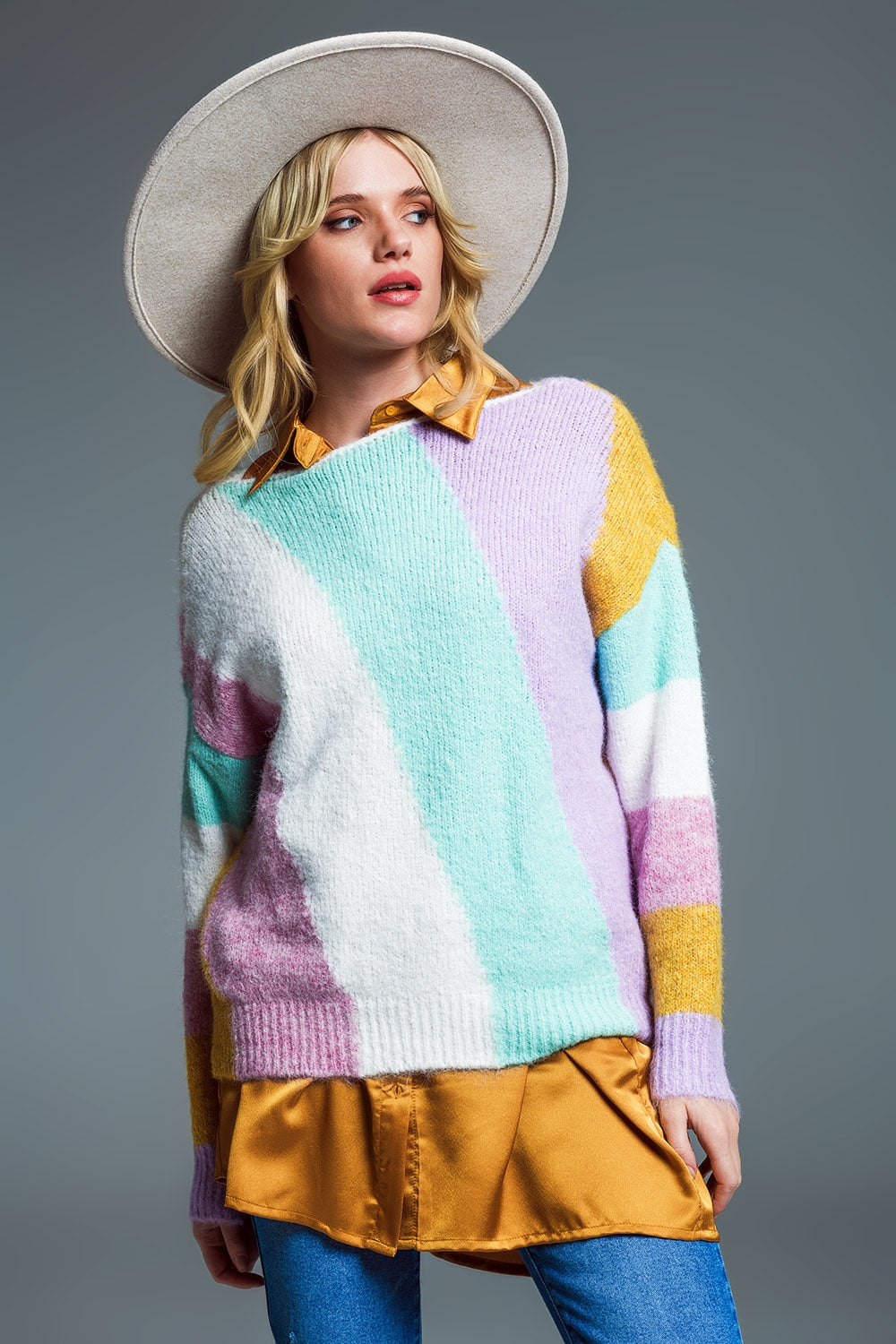 Camisola descontraída de riscas diagonais multicoloridas com gola de barco em tons pastel