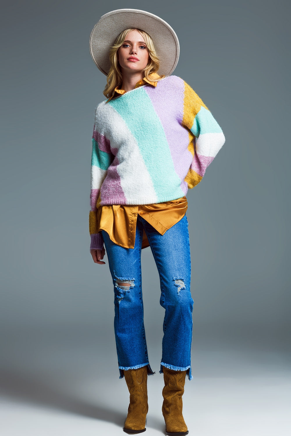 Camisola descontraída de riscas diagonais multicoloridas com gola de barco em tons pastel