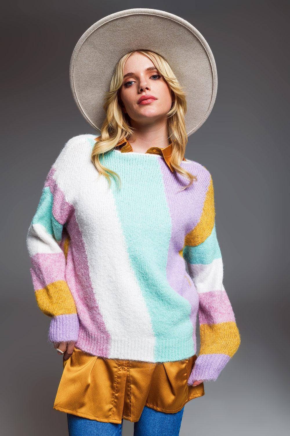 Camisola descontraída de riscas diagonais multicoloridas com gola de barco em tons pastel