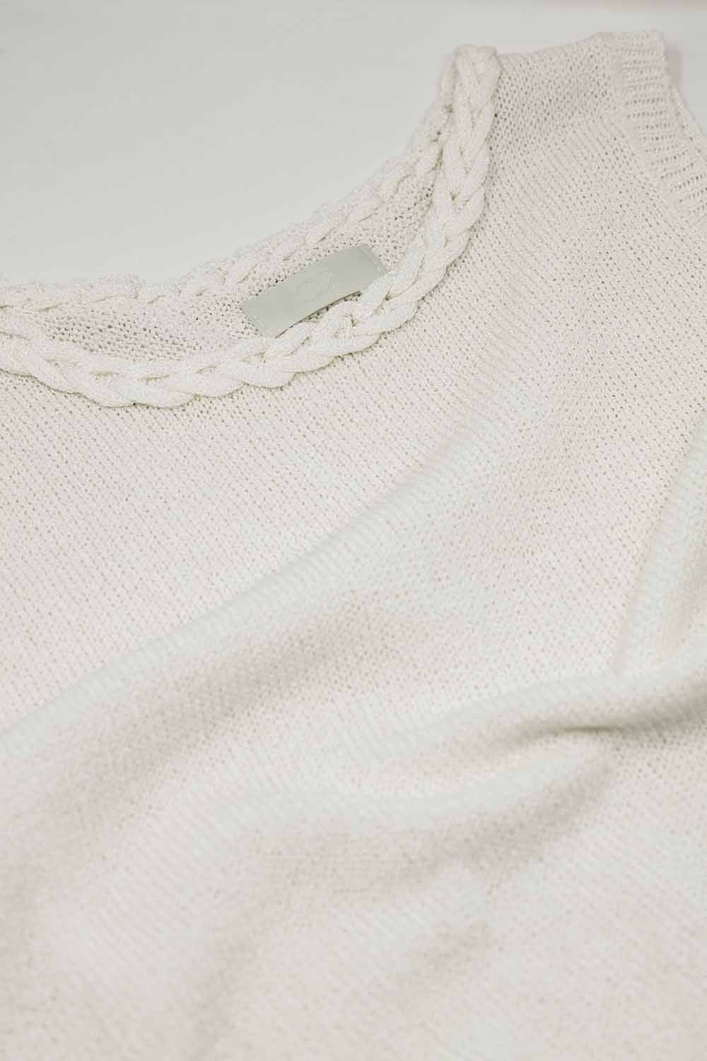 Camisola branca sem mangas com decote em gola redonda e pormenor de tranças no decote
